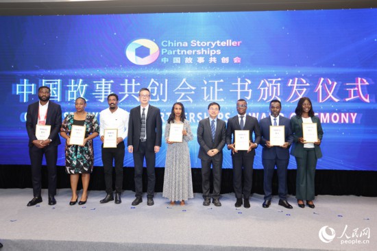 現(xiàn)場頒發(fā)證書。人民網(wǎng)記者 陳博攝