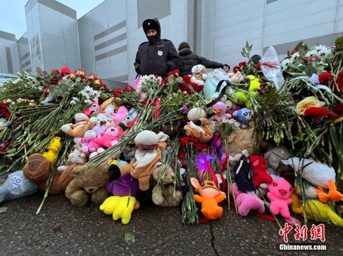 當(dāng)?shù)貢r(shí)間3月24日，俄羅斯全國(guó)哀悼日，悼念22日發(fā)生在莫斯科州克拉斯諾戈?duì)査箍耸小翱肆_庫(kù)斯城”音樂廳恐怖襲擊事件中的遇難者。此次恐襲已導(dǎo)致137人遇難，150多人受傷。圖為民眾在恐襲事件現(xiàn)場(chǎng)附近敬獻(xiàn)的鮮花和毛絨玩具。<a target='_blank' href='/'><p  align=