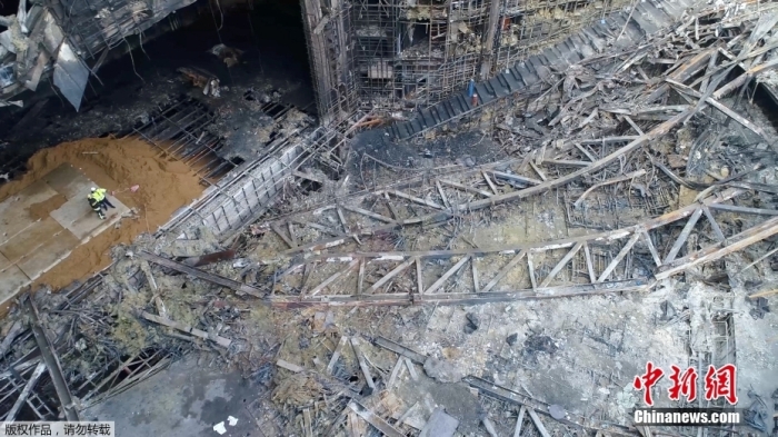 當(dāng)?shù)貢r(shí)間2024年3月26日下午，據(jù)俄羅斯緊急情況部公布的消息，莫斯科州“克羅庫斯城”音樂廳恐怖襲擊事件的搜救工作已經(jīng)全部結(jié)束。據(jù)介紹，工作人員已完成現(xiàn)場(chǎng)滅火救援以及廢墟清理的工作。圖為發(fā)生恐怖襲擊事件后音樂廳內(nèi)部滿目瘡痍。（視頻截圖）