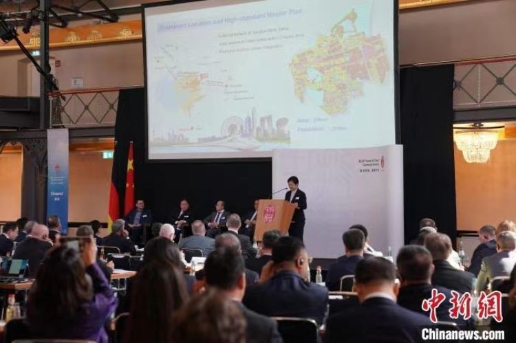當(dāng)?shù)貢r(shí)間4月5日，由中國(guó)商務(wù)部主辦的“投資中國(guó)”德國(guó)專場(chǎng)推介活動(dòng)在斯圖加特市舉行。中新社記者 馬秀秀 攝