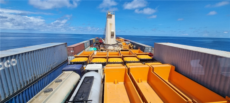 中蘇海運(yùn)直航貨輪在海上行駛。中國(guó)駐蘇里南大使館供圖