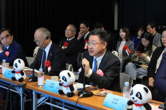 圖為四川省文化和旅游廳廳長戴允康向日本友人介紹四川旅游資源。（中國駐東京旅游辦事處供圖）