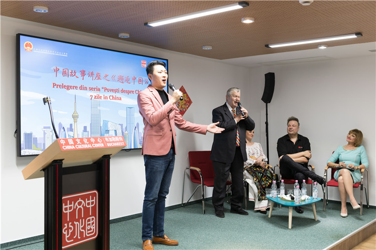 中國(guó)青年男高音歌唱家方瀧與奧爾基·圖爾達(dá)合唱羅語(yǔ)歌曲。布加勒斯特中國(guó)文化中心供圖。