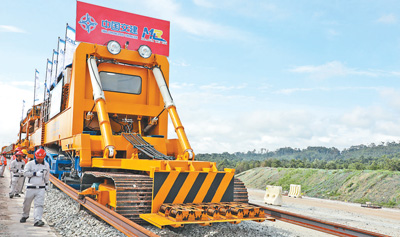 中企承建的馬東鐵項(xiàng)目創(chuàng)造就業(yè)機(jī)會(huì)超過1.8萬(wàn)個(gè)，合作的當(dāng)?shù)仄髽I(yè)超過1900家——為促進(jìn)馬來(lái)西亞東西海岸互聯(lián)互通貢獻(xiàn)力量（共建“一帶一路”第一現(xiàn)場(chǎng)）