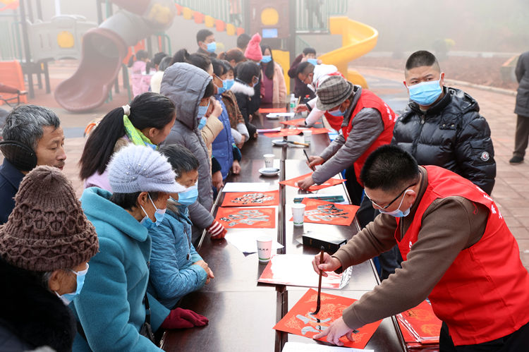 書法愛好者現(xiàn)場寫春聯(lián)。翠屏區(qū)融媒體中心供圖