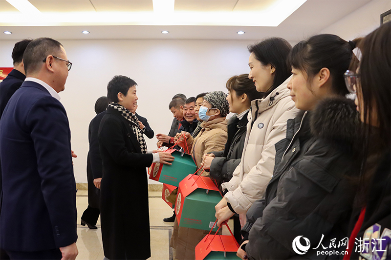 杭州市上城區(qū)“我為年夜飯?zhí)淼啦恕睈坌亩Y盒正式啟送。人民網(wǎng) 秦文攝