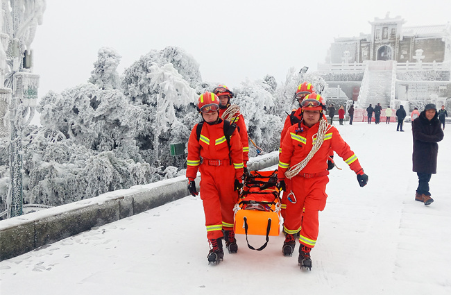 穿梭在南岳山谷間的那一抹“消防橙”。受訪者供圖
