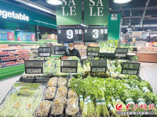 　　家樂福芙蓉廣場店，市民在選購春菜。