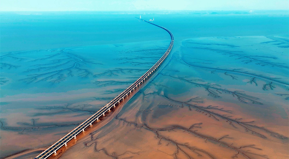 錯落有致的溝壑與灘涂地貌有機融合，勾勒出形態(tài)各異的“灘涂丹青”。虞昌勝攝