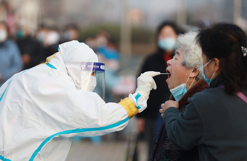 居民在南開(kāi)區(qū)社區(qū)核酸檢測(cè)點(diǎn)進(jìn)行核酸檢測(cè)。王英浩攝