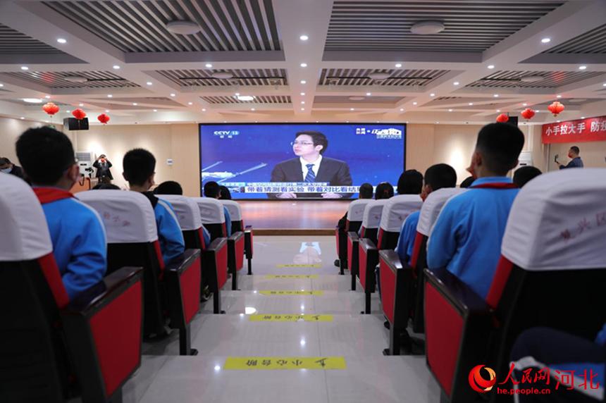 邯鄲市復(fù)興區(qū)實(shí)驗(yàn)小學(xué)學(xué)生集中收聽收看“天宮課堂”第二課。 王伸攝