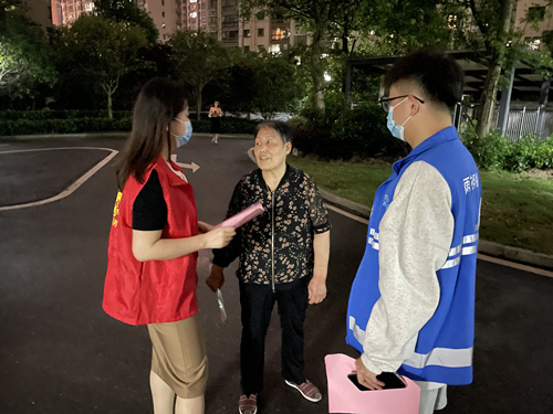 工作人員在小區(qū)進(jìn)行宣傳。受訪單位供圖