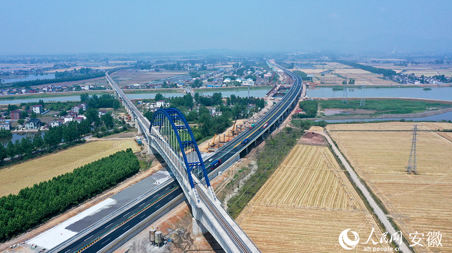 工作人員正在加速推進(jìn)牛屯河特大橋項(xiàng)目。人民網(wǎng) 王銳攝。