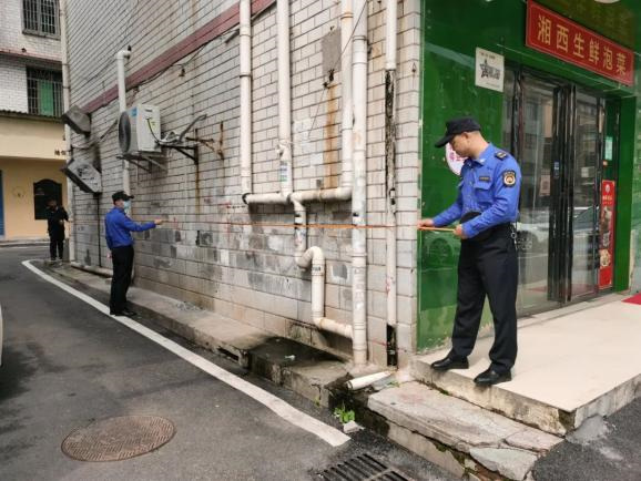 聯(lián)合執(zhí)法小組進(jìn)行房屋入戶調(diào)查丈量。單位供圖