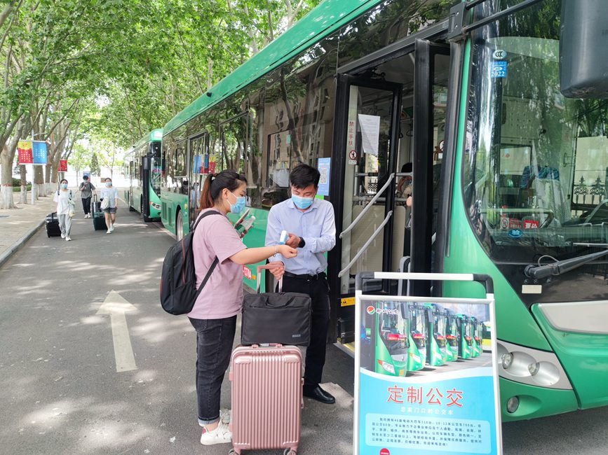公交車從校園宿舍樓下出發(fā)，直達鄭州火車站和鄭州東站。崔晨攝