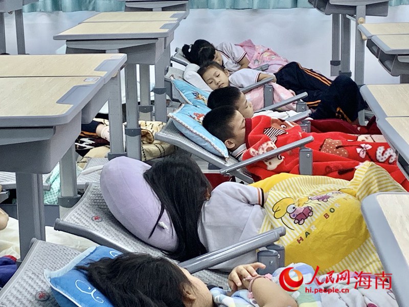海口第二十六小學學生在新式課桌椅上午休。人民網(wǎng) 李浩蓉攝