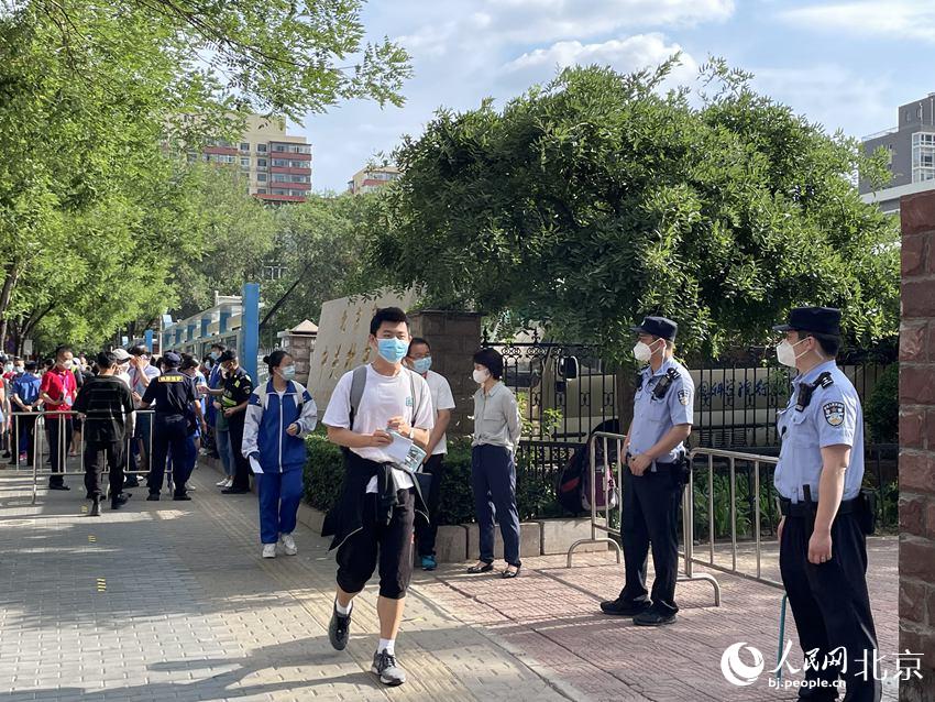 在中關(guān)村中學(xué)考點(diǎn)，考生們有序走入考點(diǎn)。人民網(wǎng) 董兆瑞攝