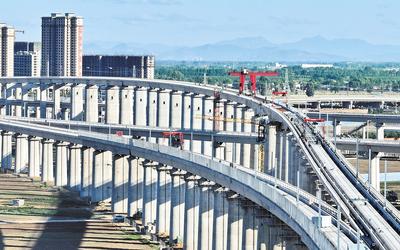 6月7日，工人在唐山市高新技術(shù)開發(fā)區(qū)境內(nèi)的京唐城際鐵路建設(shè)工地施工（無人機(jī)照片）。 新華社記者 楊世堯攝