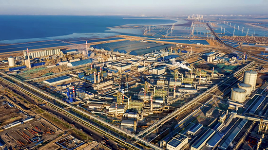 俯瞰豐南區(qū)臨港經(jīng)濟(jì)開(kāi)發(fā)區(qū)的河北縱橫集團(tuán)豐南鋼鐵有限公司。 李秀清攝