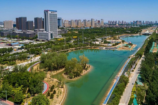 環(huán)城水系中的北湖公園越來(lái)越美。羅大慶攝