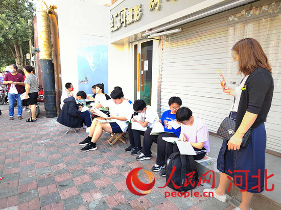 臨進考場，考生抓緊時間再復習一下。人民網 祝龍超攝