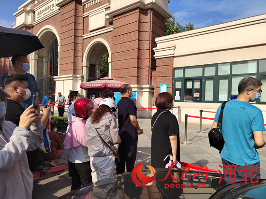 石家莊外國語學校考點外送考的家長。人民網 祝龍超攝