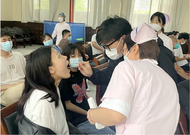 醫(yī)院對志愿者進(jìn)行線下培訓(xùn)。李艷紅攝