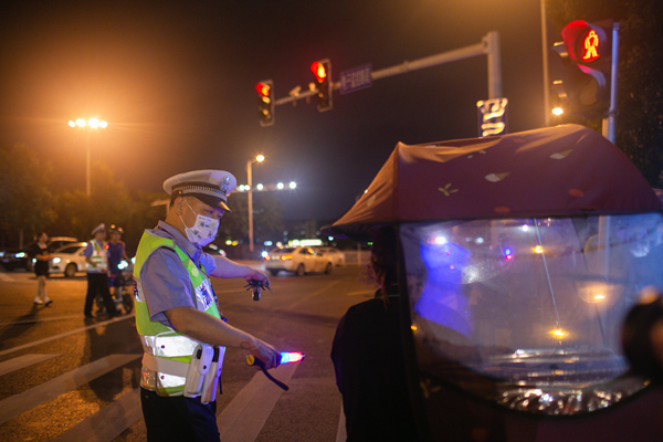 違法加裝電動(dòng)車遮陽傘也將受到處罰?？馒Q 攝