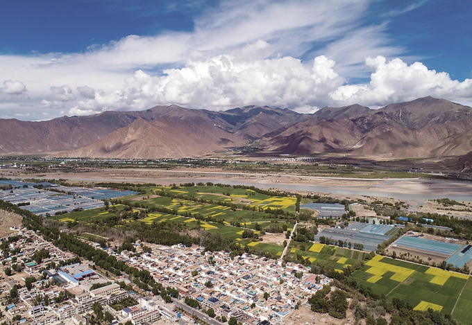 江蘇投入援藏資金支持拉薩開展村莊環(huán)境整治、人畜飲水安全等基礎(chǔ)設(shè)施和公共服務(wù)項(xiàng)目建設(shè)，打造“美麗鄉(xiāng)村·幸福家園”。 本報(bào)記者 萬程鵬 攝