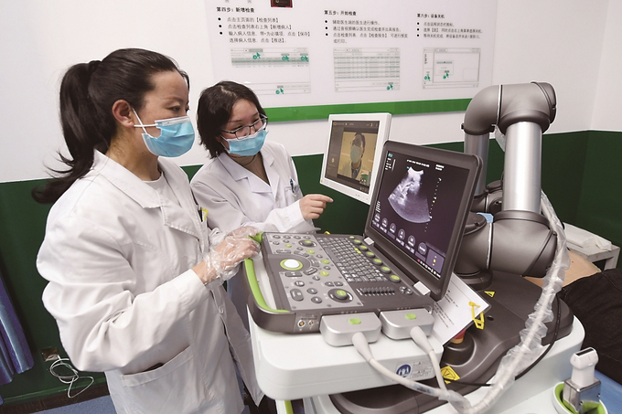 江蘇援藏投資三百萬元在林周縣人民醫(yī)院建設(shè)了拉薩市首臺(tái)套遠(yuǎn)程超聲診斷系統(tǒng)。 本報(bào)記者 萬程鵬 攝