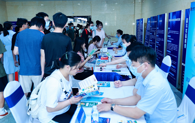 大學(xué)生現(xiàn)場(chǎng)咨詢創(chuàng)業(yè)政策。長(zhǎng)沙市人社局供圖