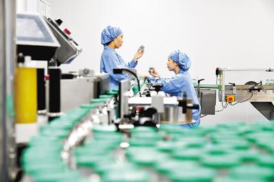 通過(guò)加大創(chuàng)新藥物研發(fā)力度，石藥集團(tuán)實(shí)現(xiàn)了傳統(tǒng)工業(yè)企業(yè)向創(chuàng)新型企業(yè)轉(zhuǎn)型。（本報(bào)資料片）