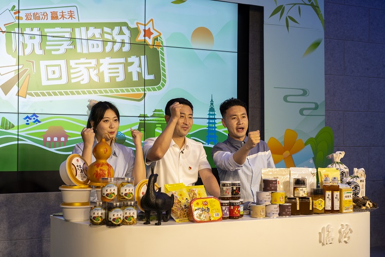 6月3日下午，在臨汾原產(chǎn)地商品體驗店，曲沃縣副縣長樊奇選對當?shù)氐霓r(nóng)特產(chǎn)品、旅游景點進行了推介代言。鄭遠飛攝