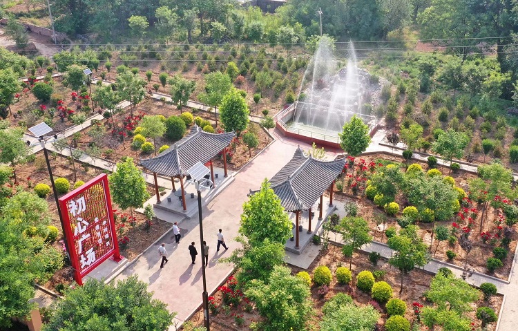 初夏時節(jié)，襄汾縣鄧莊鎮(zhèn)澗溝村初心廣場內(nèi)一派迷人的鄉(xiāng)村振興新圖景。李現(xiàn)俊攝