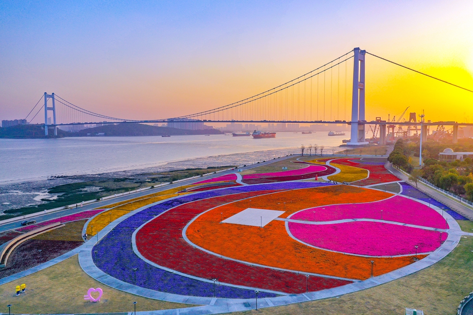 靖江長(zhǎng)江畔的音樂(lè)花海廣場(chǎng)。盛義攝