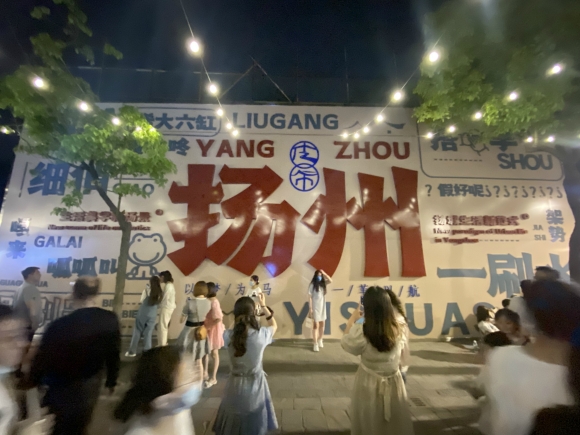 古運(yùn)河畔的皮市街充滿市井氣息。 人民網(wǎng) 張玉峰攝