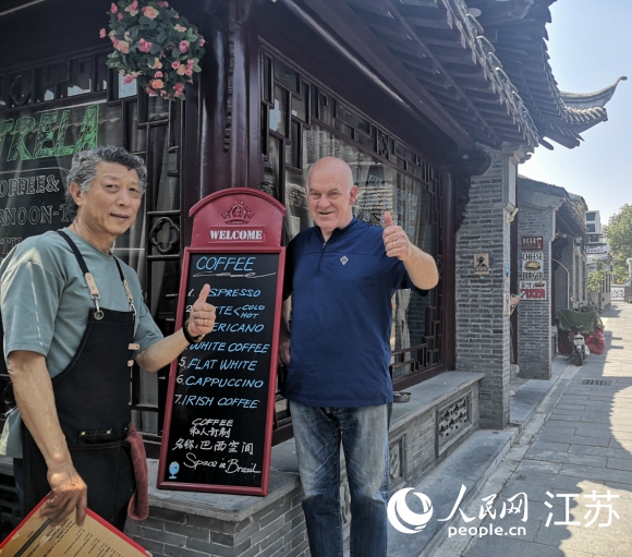 愛逛古巷的巴西人和揚(yáng)州朋友在仁豐里開了一家西餐廳。 人民網(wǎng) 張玉峰攝