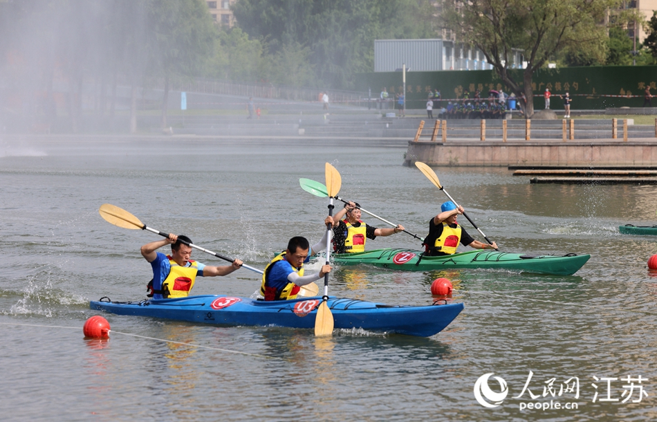 夏日清晨，一艘艘色彩鮮艷的賽艇和槳板在伯瀆河畔穿梭。朱剛?cè)簲z