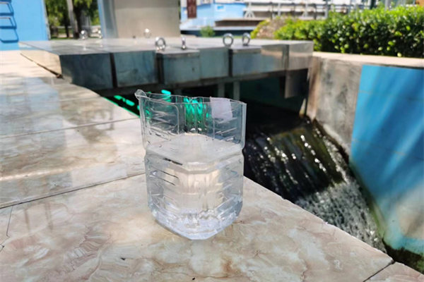 在邯鄲市雞澤縣藍(lán)天污水處理廠，污水經(jīng)過處理后清澈透明。鄭佳欣攝