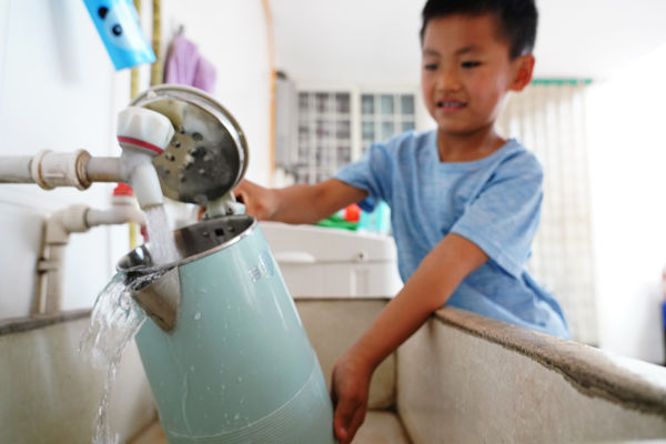 在峰峰礦區(qū)彭城鎮(zhèn)羊角鋪村村民家中，清澈甘甜的飲用水從水管中流出。峰峰礦區(qū)區(qū)委宣傳部供圖