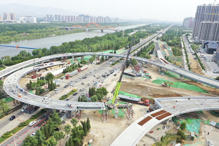 市區(qū)五一路快速通道工程西段順利合龍。