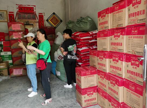 湖南省永州市江華瑤族自治縣越野e族江華中隊(duì)17輛越野車，滿載著永州市星望混凝土有限公司捐贈(zèng)的7萬元物資送達(dá)江華瑤族自治縣蔚竹口鄉(xiāng)磨刀村。受訪單位供圖