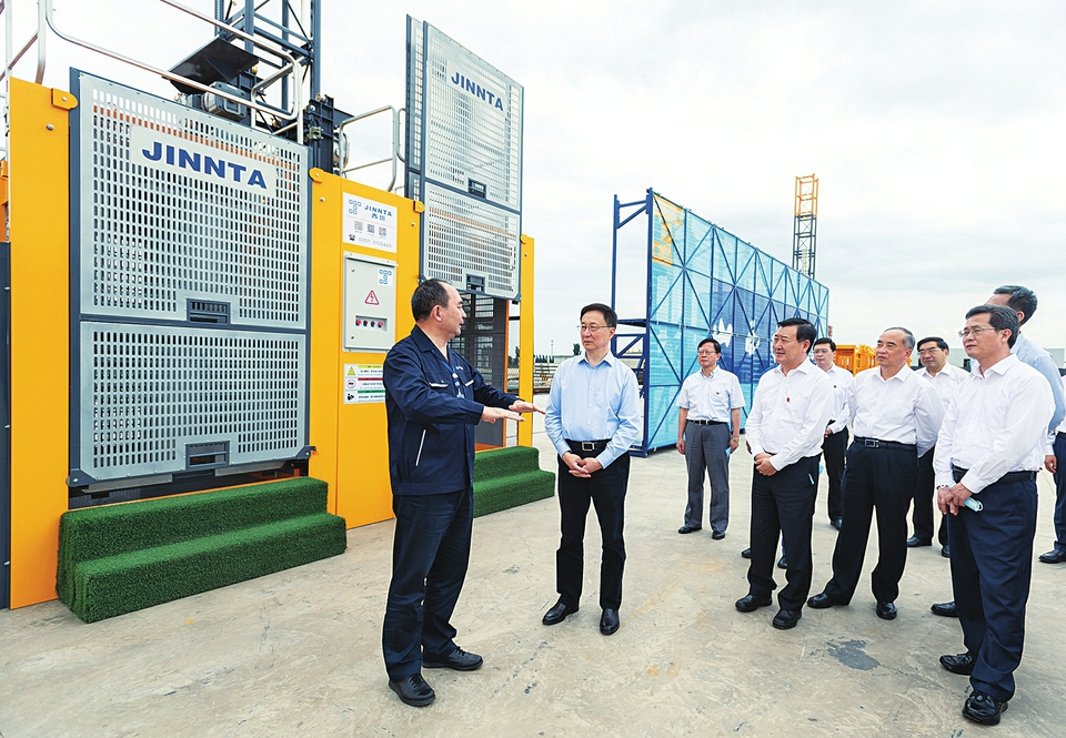 六月二十八日，中共中央政治局常委、國務(wù)院副總理韓正到山西太原調(diào)研，主持召開煤炭清潔高效利用專題座談會并講話。這是韓正走進山西建筑產(chǎn)業(yè)現(xiàn)代化瀟河園區(qū)，察看綠色智能建筑裝備制造基地建設(shè)情況。新華社記者翟健嵐攝