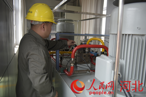 黃壁莊水庫(kù)事務(wù)中心工作人員在檢查溢洪道表口工作閘門啟臂機(jī)。人民網(wǎng)祝龍超攝