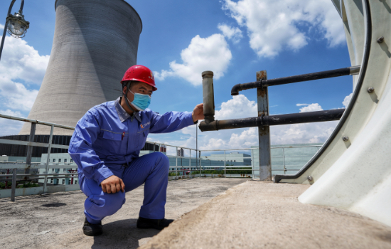 河北涿州京源熱電有限責(zé)任公司技術(shù)人員正在對設(shè)備進(jìn)行檢驗(yàn)排查。劉楊攝