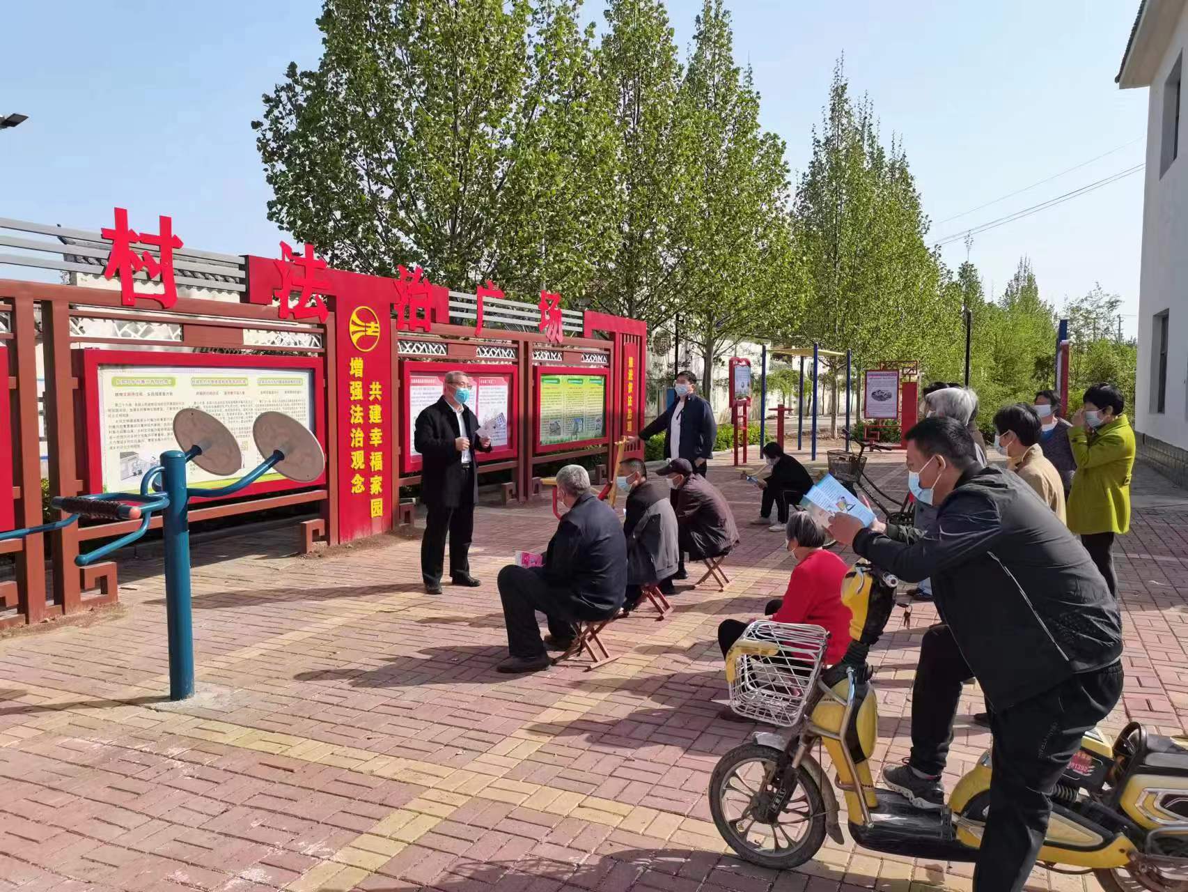 邢臺市臨西縣司法局工作人員走近群眾進(jìn)行普法宣傳。 孟凡儒攝