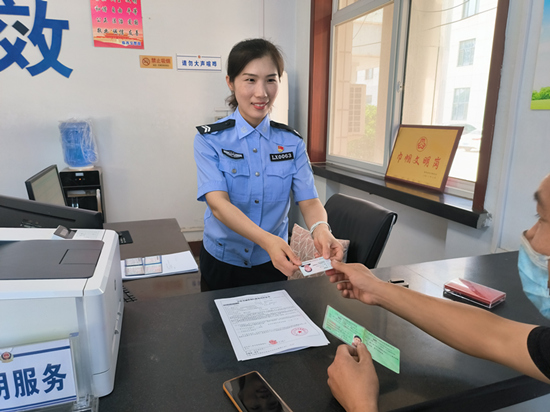 張靜正在為群眾辦理業(yè)務(wù)。 趙凱攝