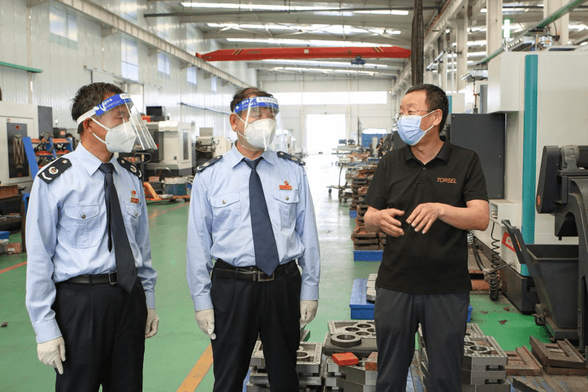 河北豐南區(qū)稅務(wù)局工作人員就組合式稅費(fèi)支持政策落實(shí)情況走訪轄區(qū)納稅人。 王娜攝