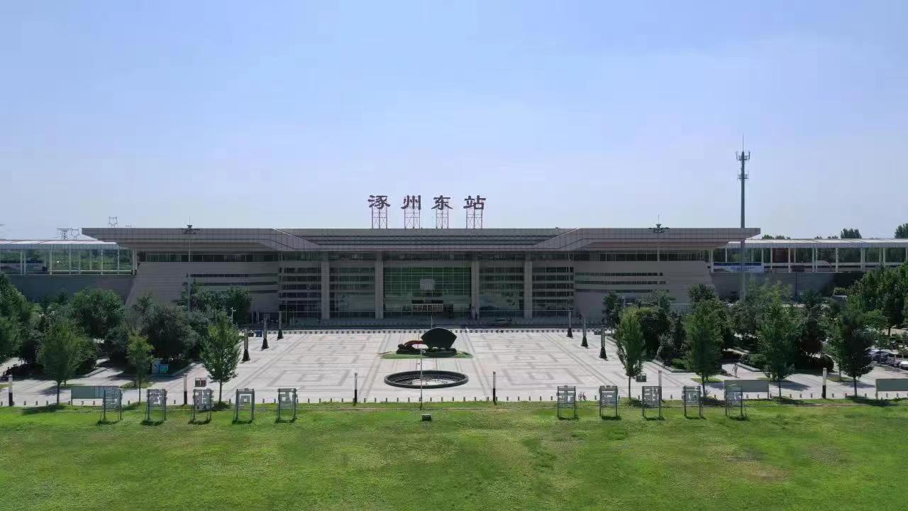 通勤專(zhuān)列高鐵始發(fā)站涿州東站。 熊華明、王聚言攝