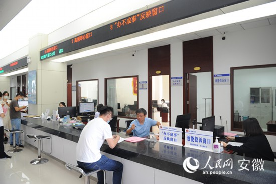 市民向“辦不成事”反映窗口工作人員咨詢。人民網(wǎng) 胡雨松攝